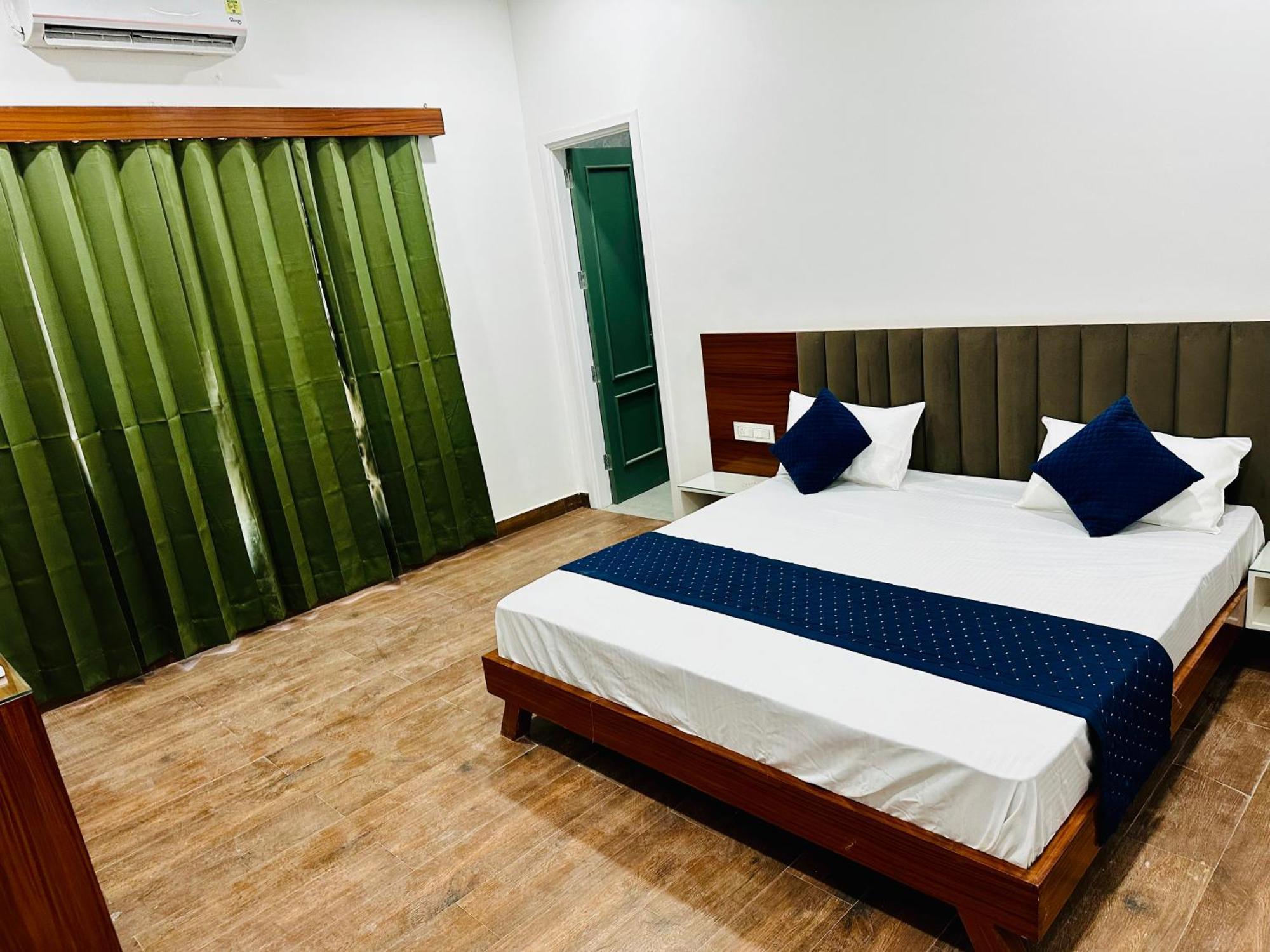 The Loya Hotel Muktsar Bagian luar foto